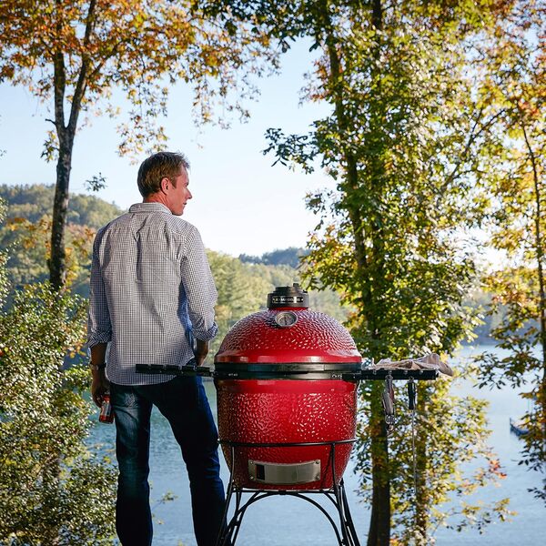 KamadoJoe Classique Joe I 18-inch Gril au Charbon de Bois en Rouge avec Panier, Étagères latérales, Griffe à Gril, et Ash Tool