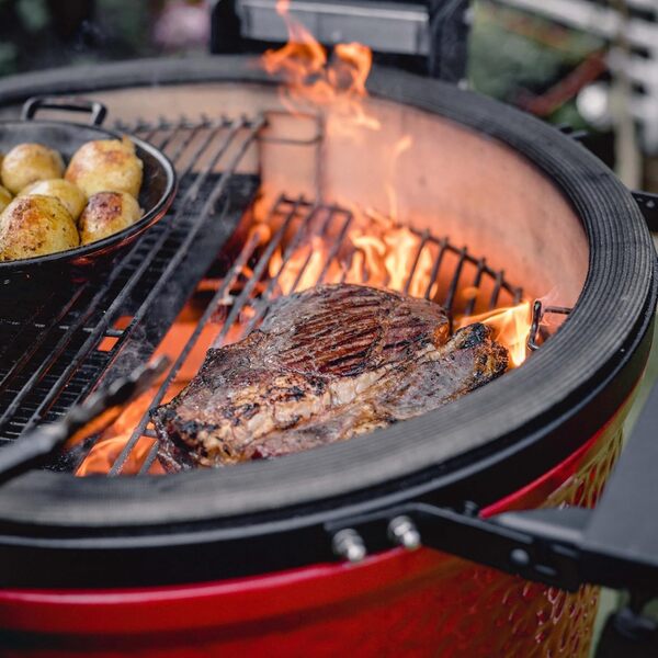 Kamado Joe Classic Joe Série II Gril à Charbon de Bois en céramique de 18 Pouces et fumoir avec Chariot, Plateaux latéraux, grilles en Acier Inoxydable et 250 Pouces carrés de Cuisson en Rouge