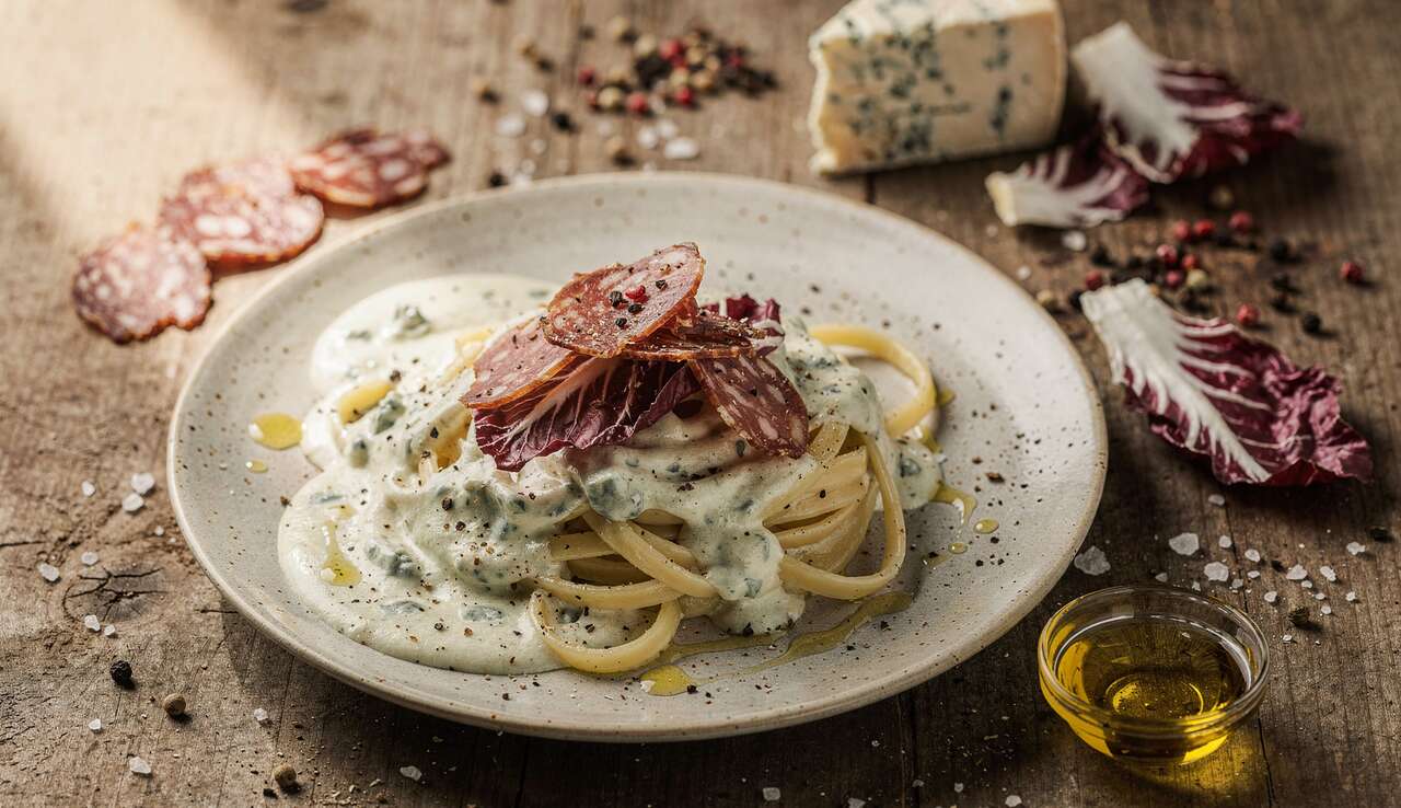Pâtes crémeuses au gorgonzola, speck et radicchio