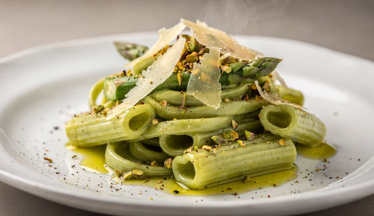 Rigatoni à la crème d'asperges et pistaches : une recette savoureuse