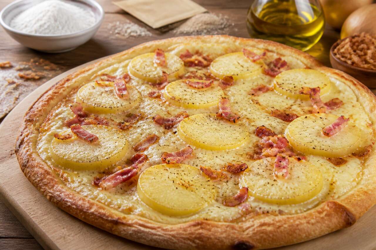Recette pizza savoyarde : découvrez comment réussir ce classique fromageux