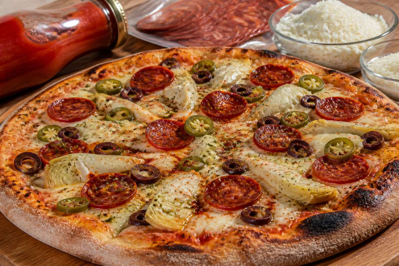 Pizza épicée d'été aux artichauts marinés et chorizo