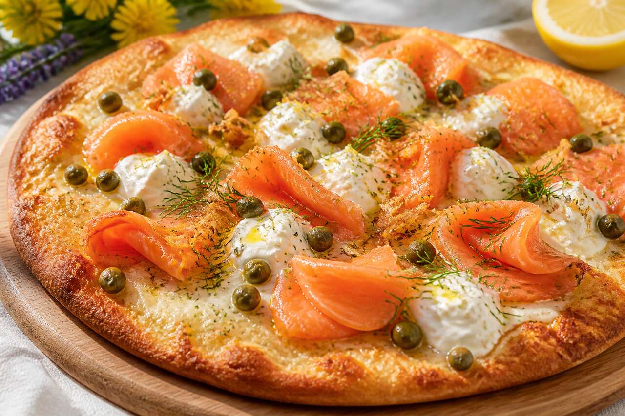 Pizza estivale au saumon fumé et aneth avec crème citronnée et câpres croquantes