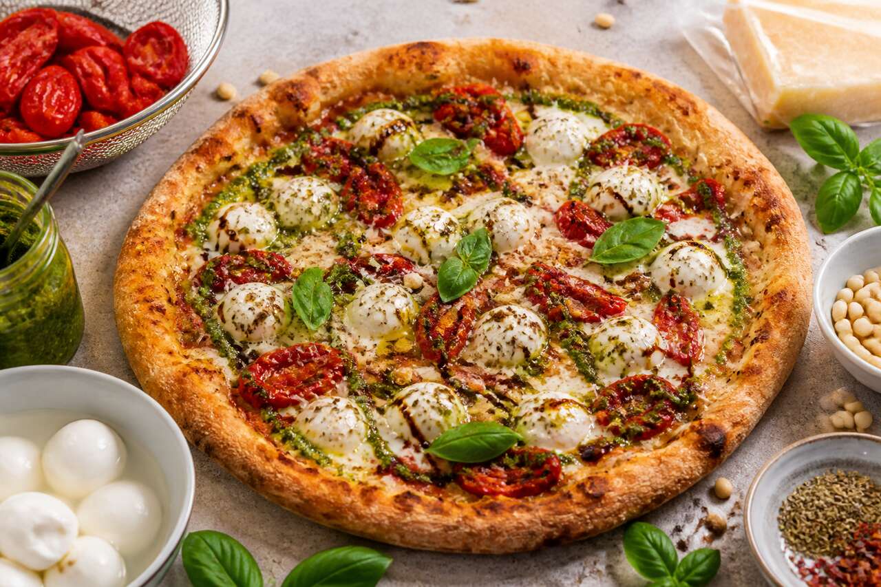 Pizza caprese d'été aux tomates confites et pesto de basilic