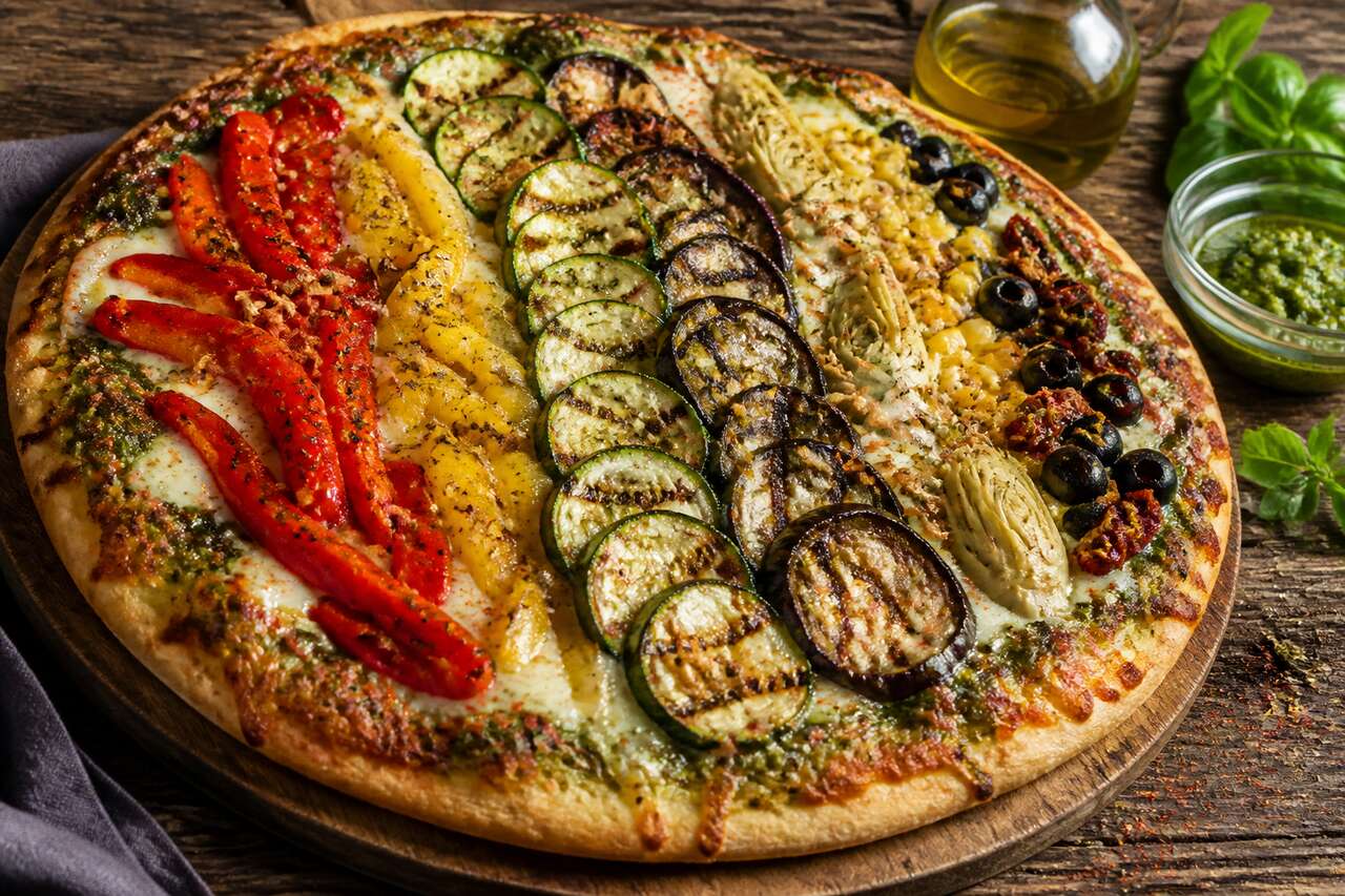 Pizza arc-en-ciel d'été aux légumes grillés et pesto de basilic