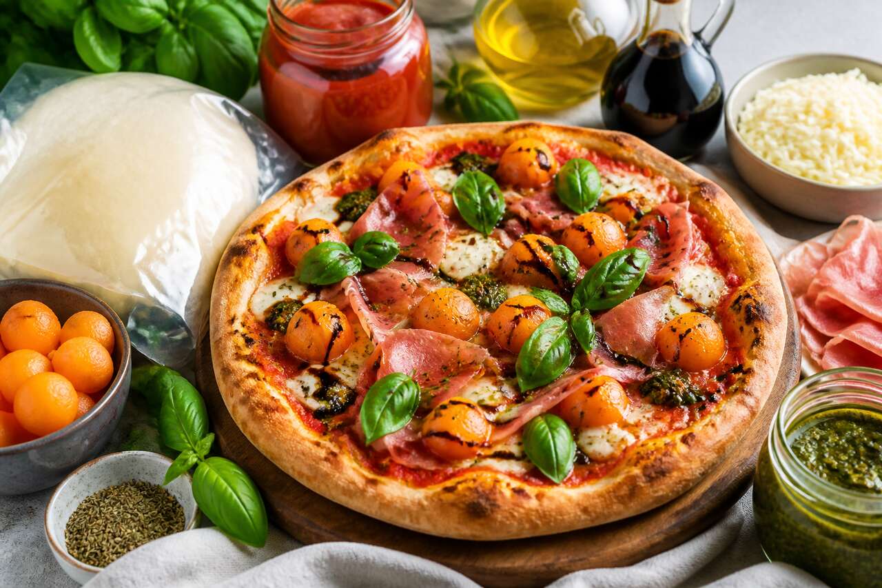 Pizza fraîcheur d'été au melon, jambon cru et mozzarella fondante