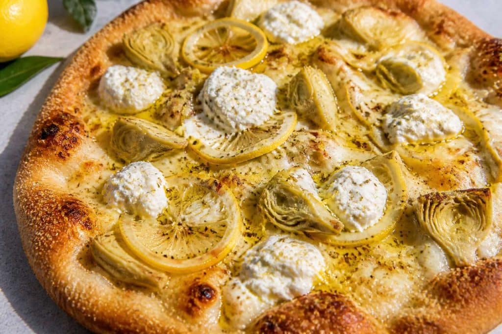 Pizza bianco d'été aux artichauts, ricotta et citron