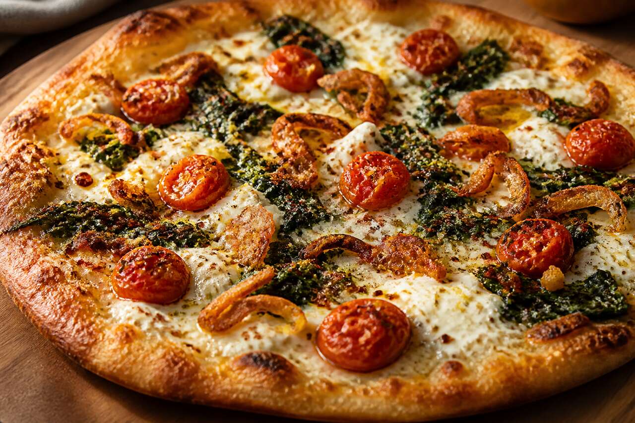 Pizza blanche d'été à la ricotta, épinards et tomates cerises confites