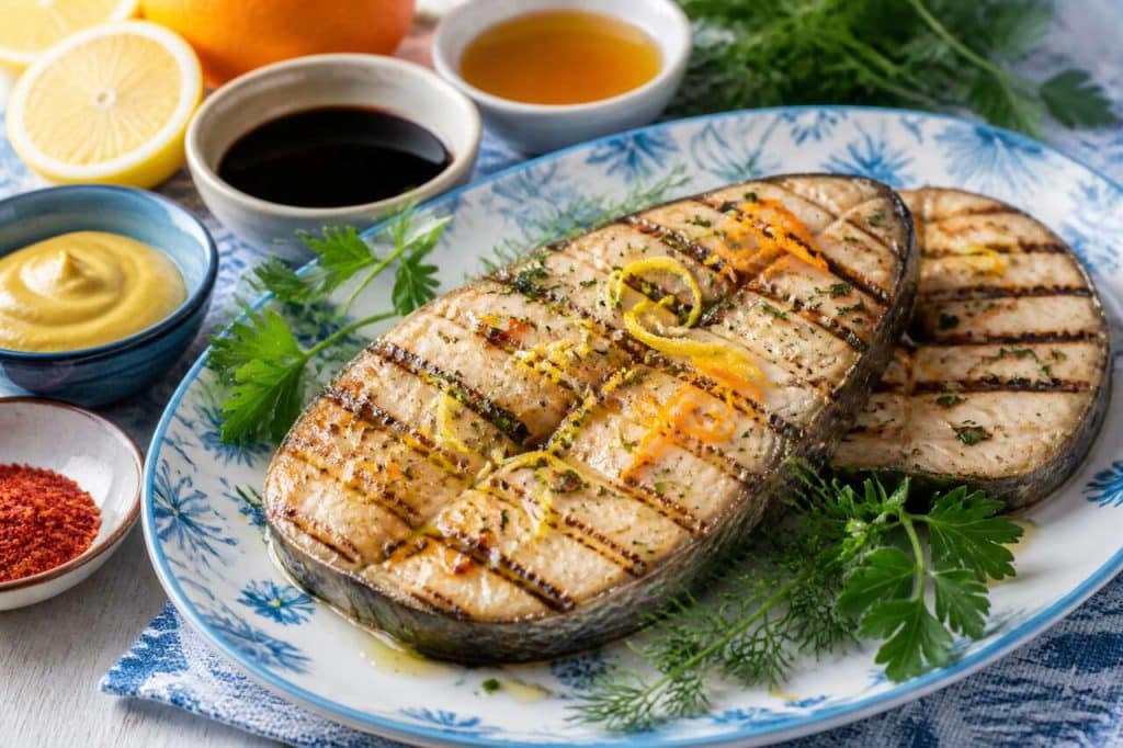Tranches d'espadon grillées aux agrumes et fines herbes : recette estivale légère et acidulée