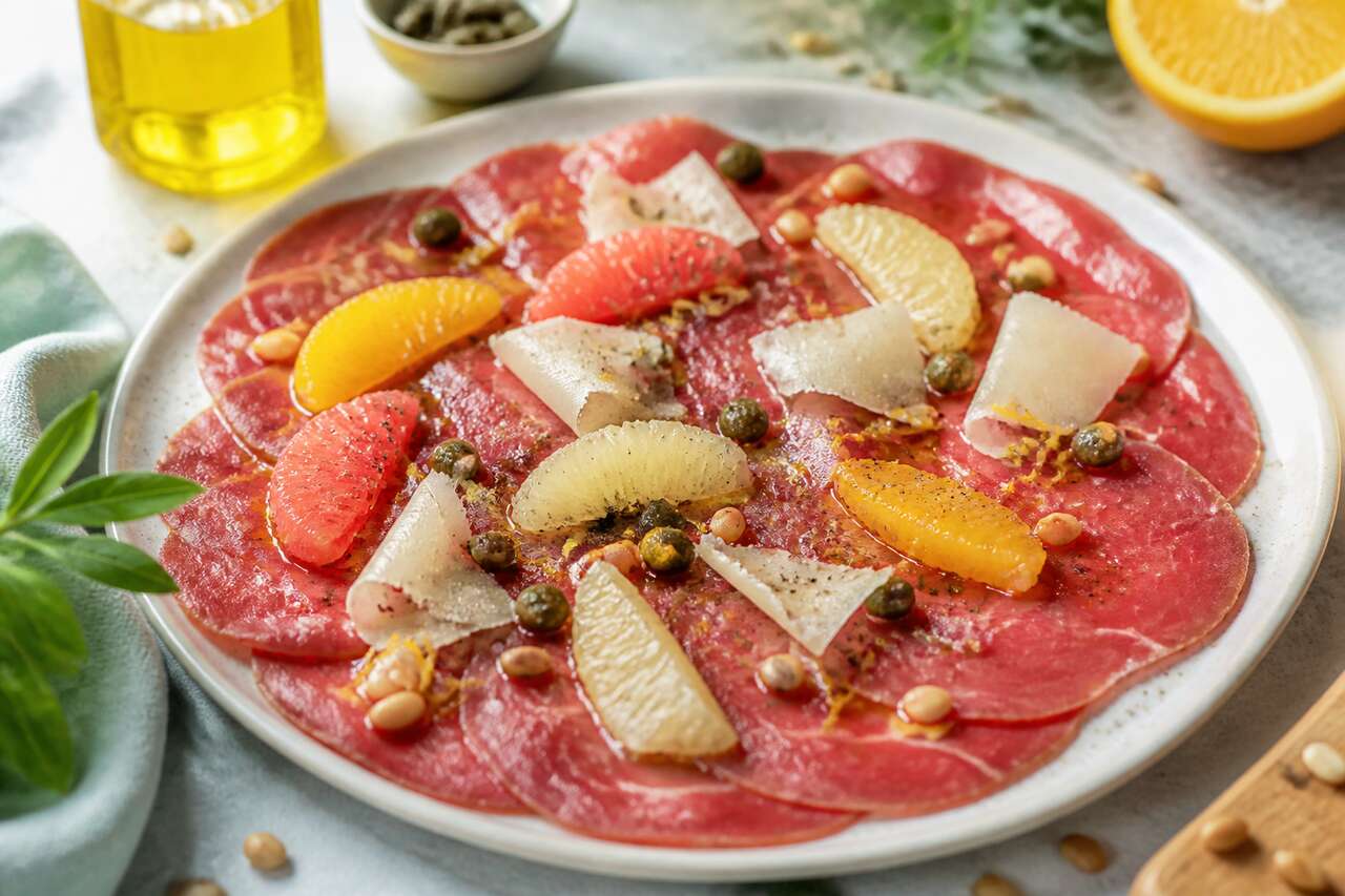 Carpaccio de bœuf aux agrumes et huile de truffe : une entrée glacée et gourmande pour l'été