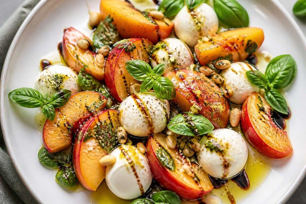 Salade caprese revisitée aux nectarines et basilic frais : le combo fraîcheur de l'été
