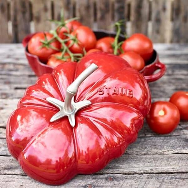 Découvrez notre test détaillé de la cocotte Staub édition spéciale tomate : performances, avantages et verdict final pour cette fonte émaillée haut de gamme.