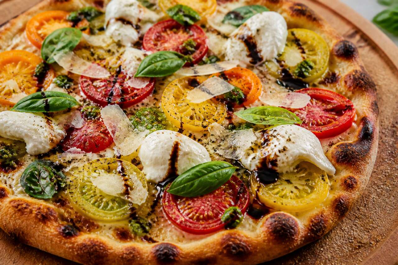 Pizza arc-en-ciel aux tomates du marché : la fraîcheur de l'été