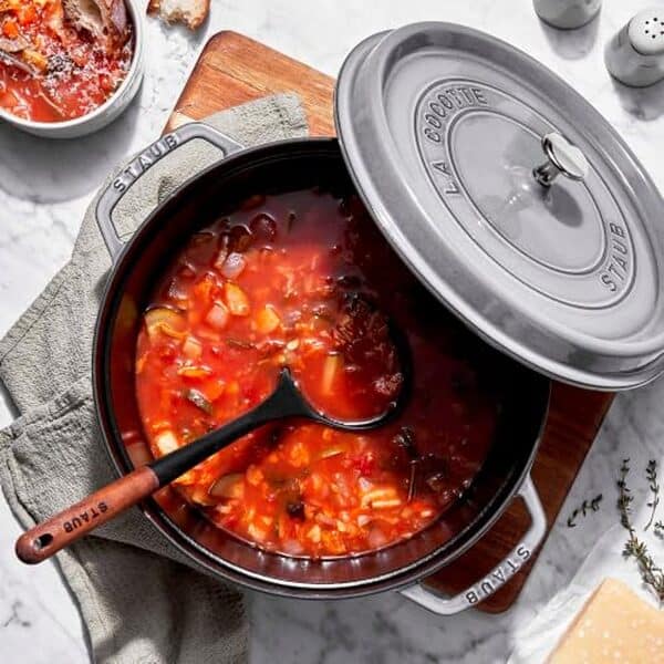 Découvrez notre test détaillé de la cocotte en fonte Staub 24 cm gris graphite : performances, avantages et verdict pour cette référence incontournable de la cuisine.