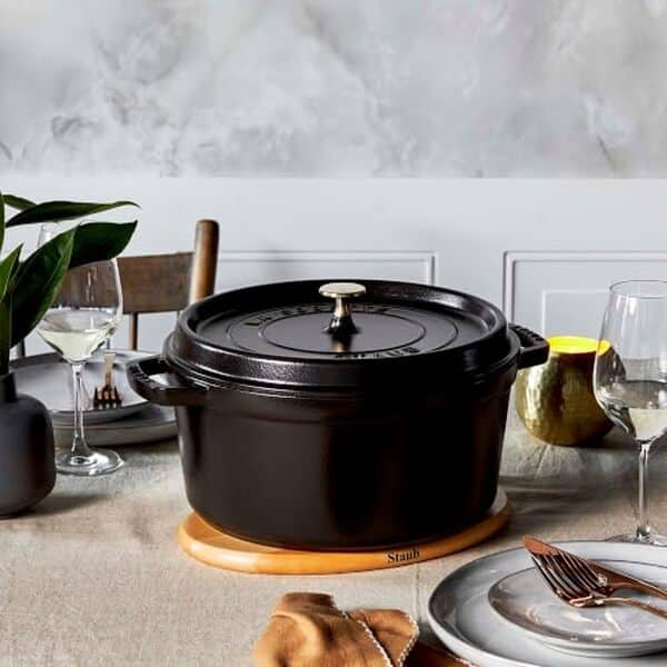 Découvrez notre test détaillé de la cocotte en fonte STAUB 24 cm : performances, qualité française et résultats en cuisine. Avis complet et conseils d'utilisation.