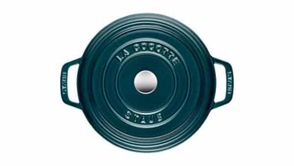 Découvrez notre test complet de la cocotte en fonte Staub La Mer 24 cm : qualité, performances et verdict sur ce modèle emblématique de cuisson.