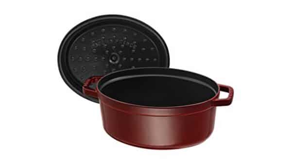Découvrez notre test détaillé de la cocotte en fonte Staub ovale 33 cm grenadine : performances, avantages et verdict final pour vos cuisines.