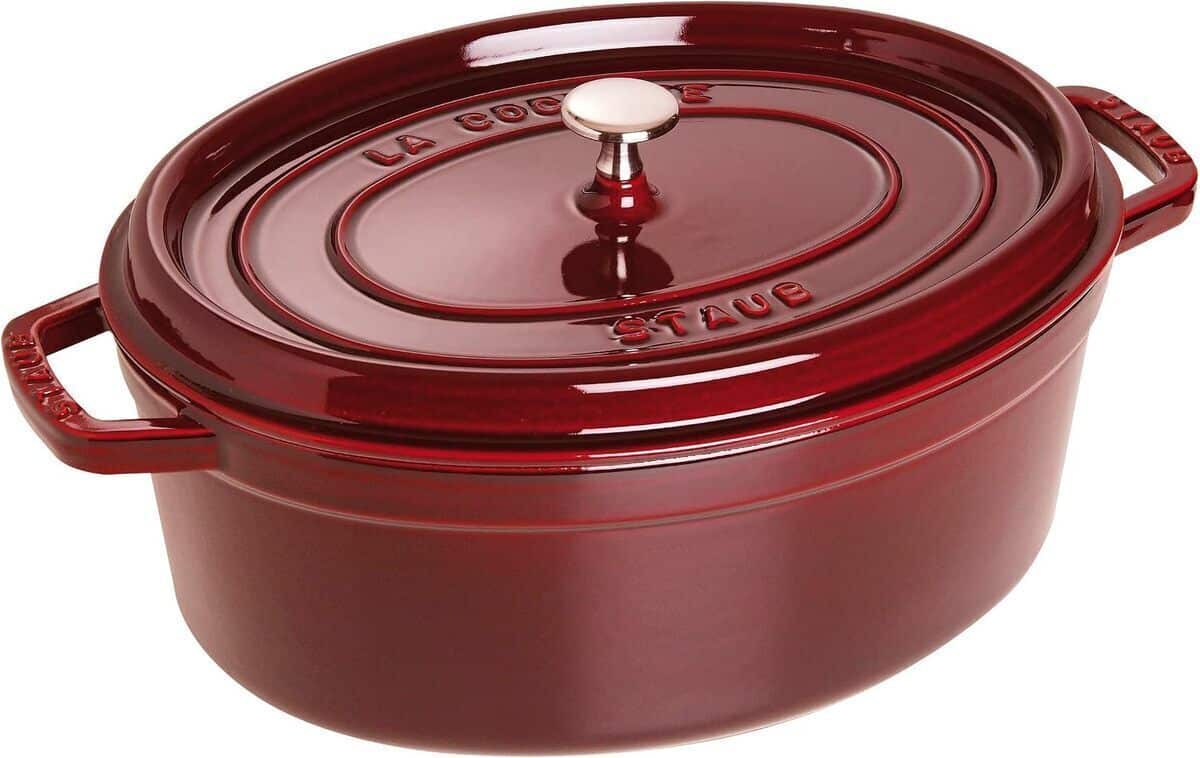 Test de la cocotte en fonte Staub ovale 33 cm grenadine