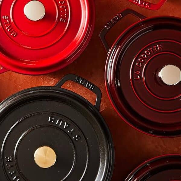 Découvrez notre test détaillé de la cocotte Staub ronde 4L grenadine : qualité, performance et durabilité de cette fonte réputée pour la cuisine.