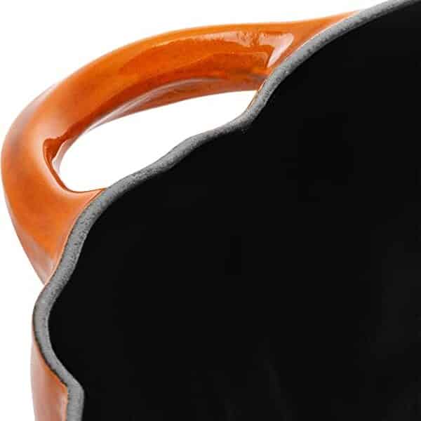 Découvrez notre test détaillé de la cocotte Staub orange brûlé : caractéristiques, performances et avantages de cette cocotte en fonte de qualité premium pour votre cuisine.