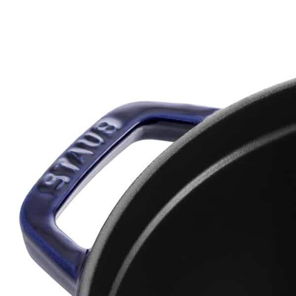 Découvrez notre test détaillé de la cocotte ronde Staub 20 cm bleu intense. Qualité, performance et design : tous les détails pour bien choisir votre cocotte en fonte.
