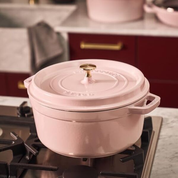 Découvrez notre test détaillé de la cocotte Staub ronde 4 pintes rose pivoine : performances, avantages et verdict sur cette fonte de qualité premium. 
