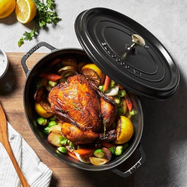 Découvrez notre test complet de la cocotte en fonte Staub 33 cm : qualités, performances et verdict d'une référence incontournable de la cuisine. 