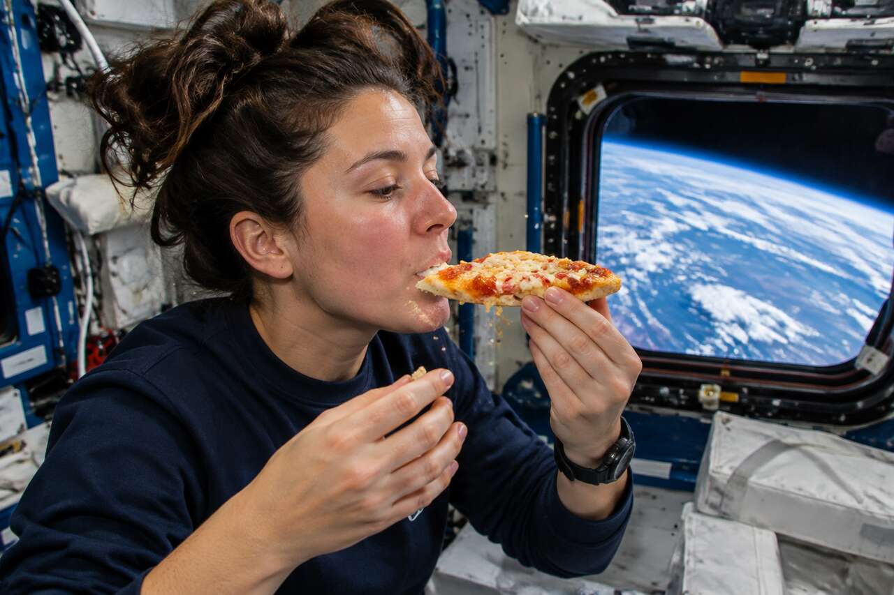 Manger une pizza dans l’espace : gestes, sensations et contraintes Manger une pizza dans l’espace : gestes, sensations et contraintes